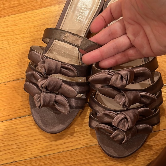 Description
As you see on the pics . 1 Rigth bow is missing. Confortable. - Picture 8 of 8